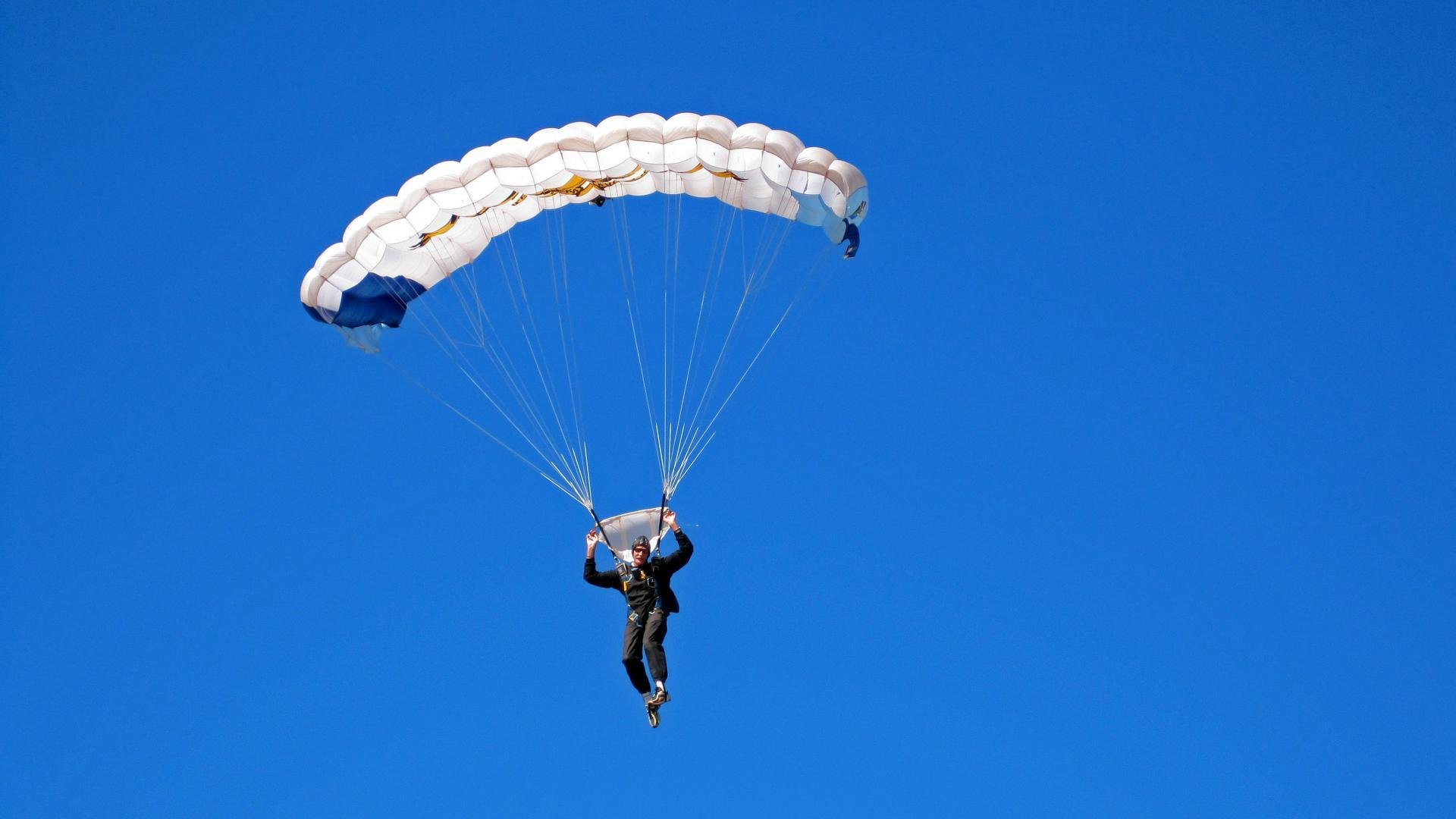 _山地滑翔伞：在空中俯瞰壮丽山河_，山上滑翔